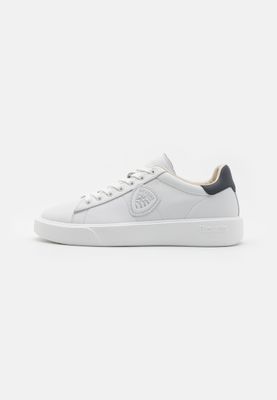 Blauer Sneakers bianche Uomo Buck pelle fondo ampio  sneakers running scarpe Tallone blu   art. F4BUCK01/LEA WHI/NVY