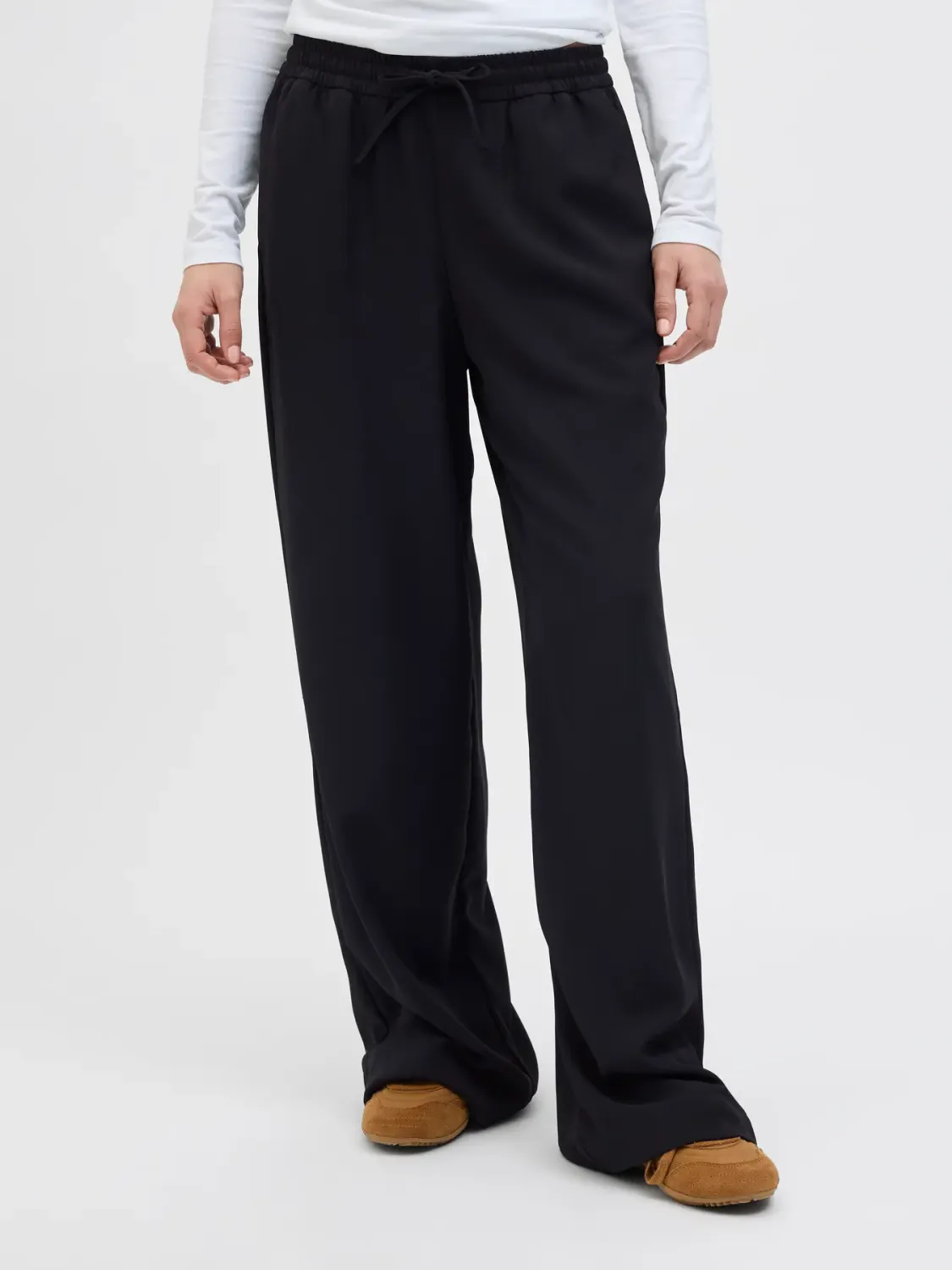 Pantaloni morbidi Neri con vita elastica Gamba larga  Pantalone leggero Largo Wide Donna a vita alta Black JJXX JXLIA SOLID STRING MW PANTS art. 12276523