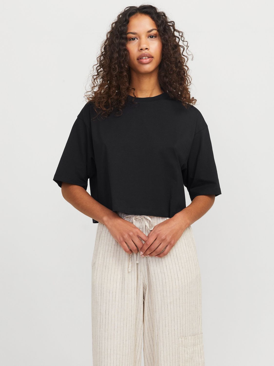 Tshirt Nera Crop Donna in cotone basic Loose Fit Tshirt morbida sottogiacca Nero black JXANDREA T-shirt art. 12270673 Tshirt Nera Crop Donna in cotone basic Loose Fit Tshirt morbida sottogiacca Nero black JXANDREA T-shirt art. 12270673