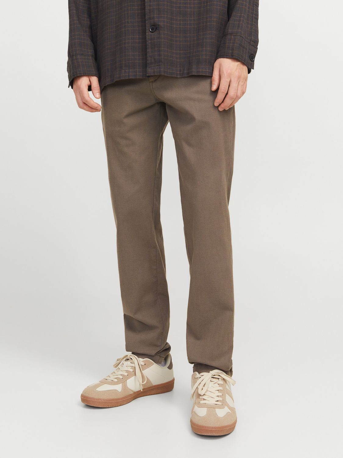 Pantaloni Marrone Tabacco Marrone cotone estivo Slim fit Uomo chino leggeri stretti in cotone operato tasche a filo pantalone classico  Vita bassa Jack&Jones JPSTMARCO FURY art. 12184901 Pantaloni Marrone Tabacco Marrone cotone estivo Slim fit Uomo chino leggeri stretti in cotone operato tasche a filo pantalone classico  Vita bassa Jack&Jones JPSTMARCO FURY art. 12184901