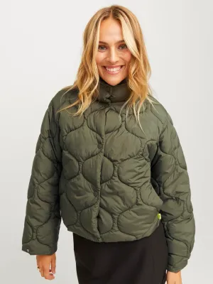 Giubbotto trapuntato Verdone Donna Mezzo peso giacca trapuntata verde imbottita corta Verde Militare Grape Leaf JJXX JXSENA QUILTED JACKET art. 12258499
