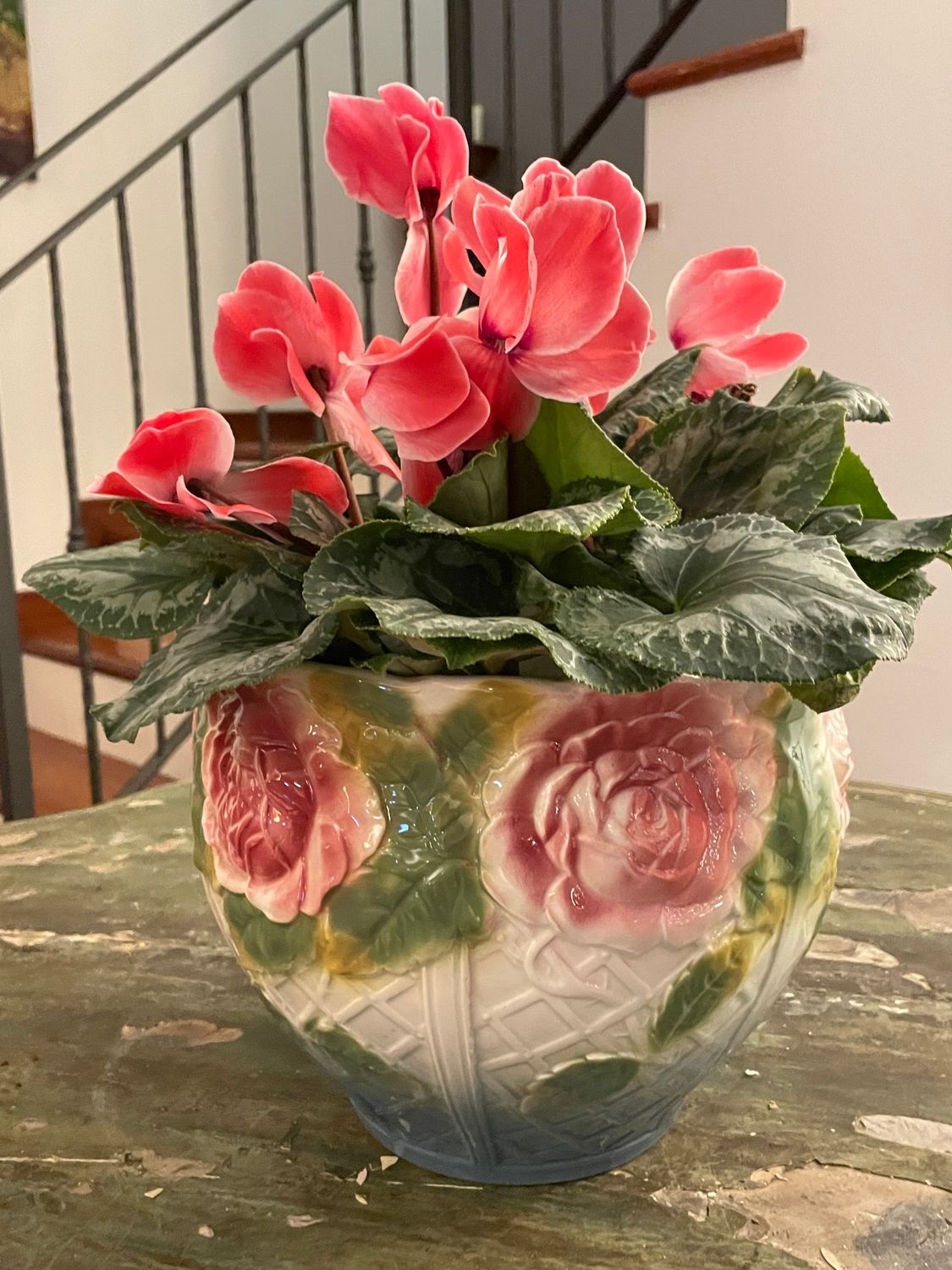 Cache-pot barbotine with roses