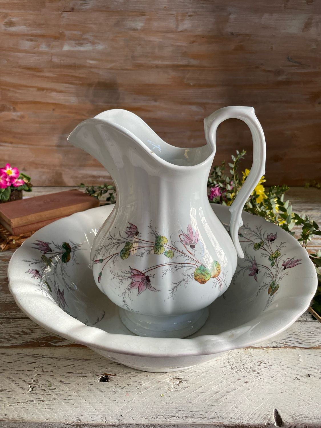 Elegant Verbano Pitcher and Basin