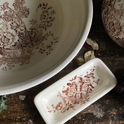 Brown Flower Comb Holder