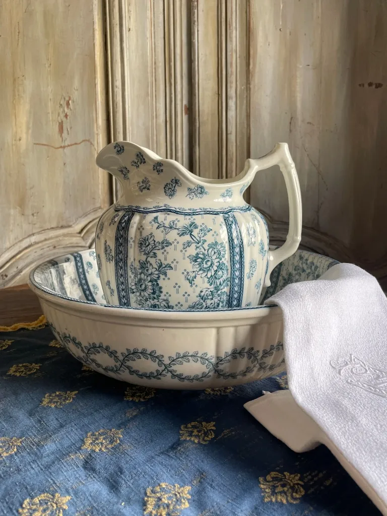 Wilton Wedgwood Etruria England Toilet Set (1891–1910)