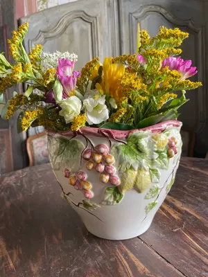 Barbotine Cache-pot – Grape Cluster Decoration