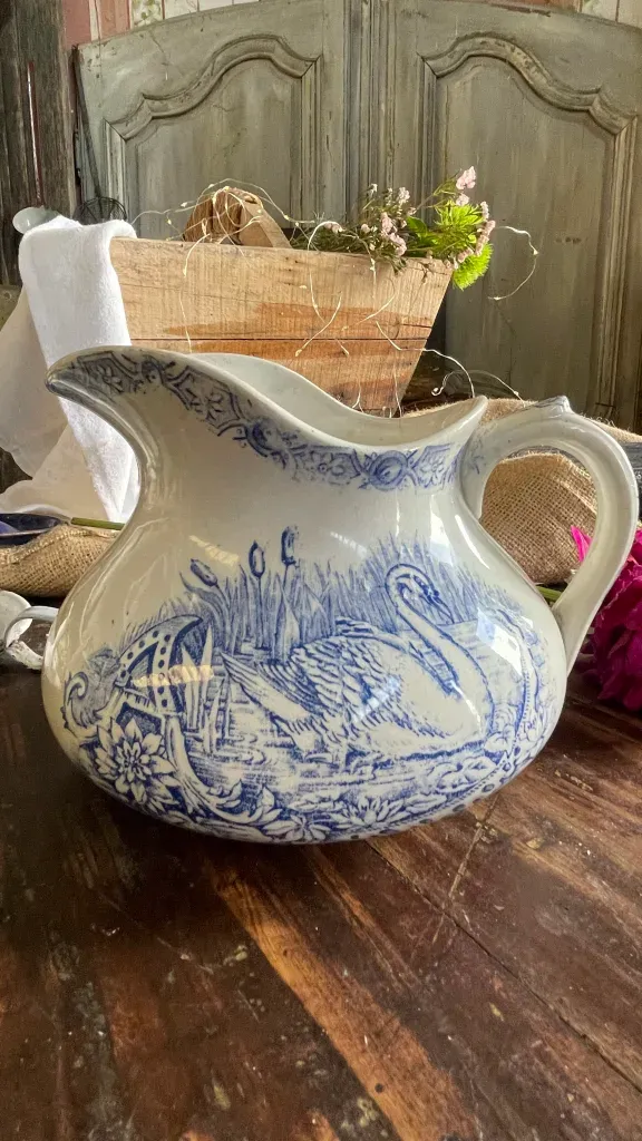 Terre de Fer Jug – Swan Pattern