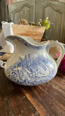 Terre de Fer Jug – Swan Pattern