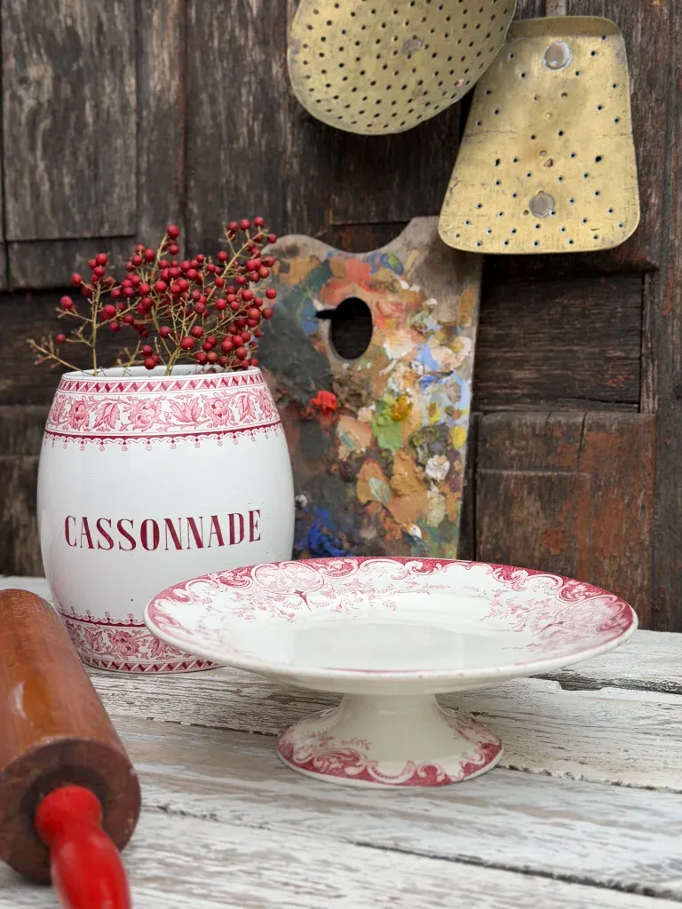 Cake Stand Lunéville – Red Scroll Decoration