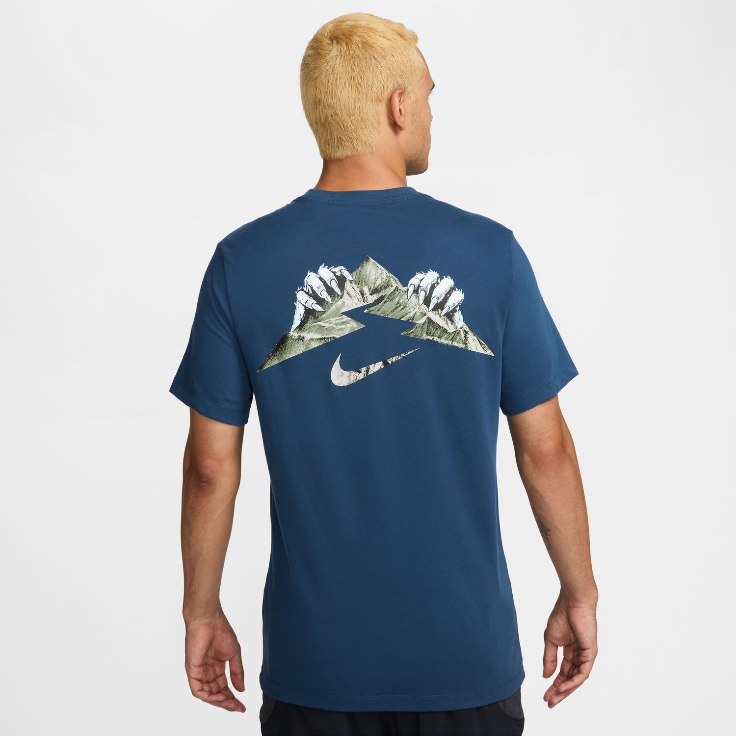 NIKE MEN DF GRAPHIC UTMB ENERGY SHORT SLEEVE T-SHIRT FZ8054-465 NIKE MEN DF GRAPHIC UTMB ENERGY SHORT SLEEVE T-SHIRT FZ8054-465