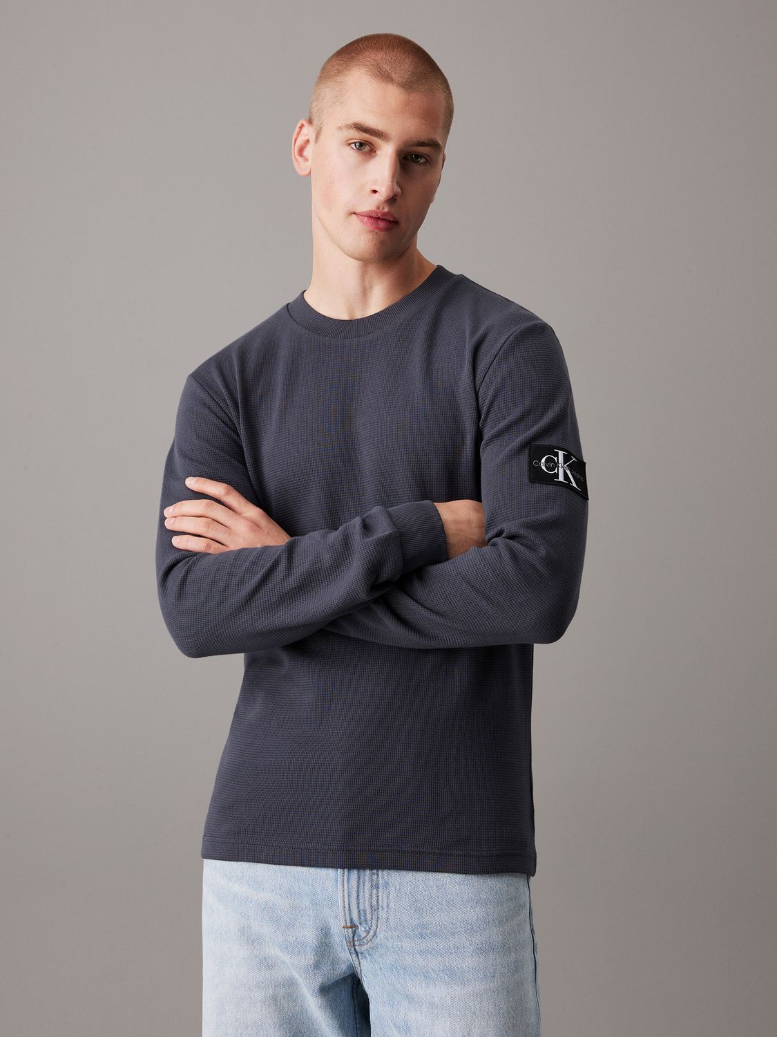 CALVIN KLEIN MEN BADGE WAFFLE L/S T-SHIRT J30J323485BAN