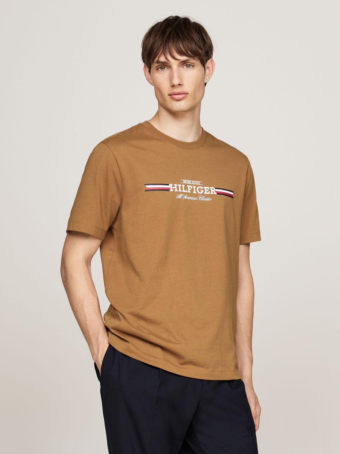 TOMMY HILFIGER MEN HILFIGER CHEST STRIPE T-SHIRT MW0MW36480HJW