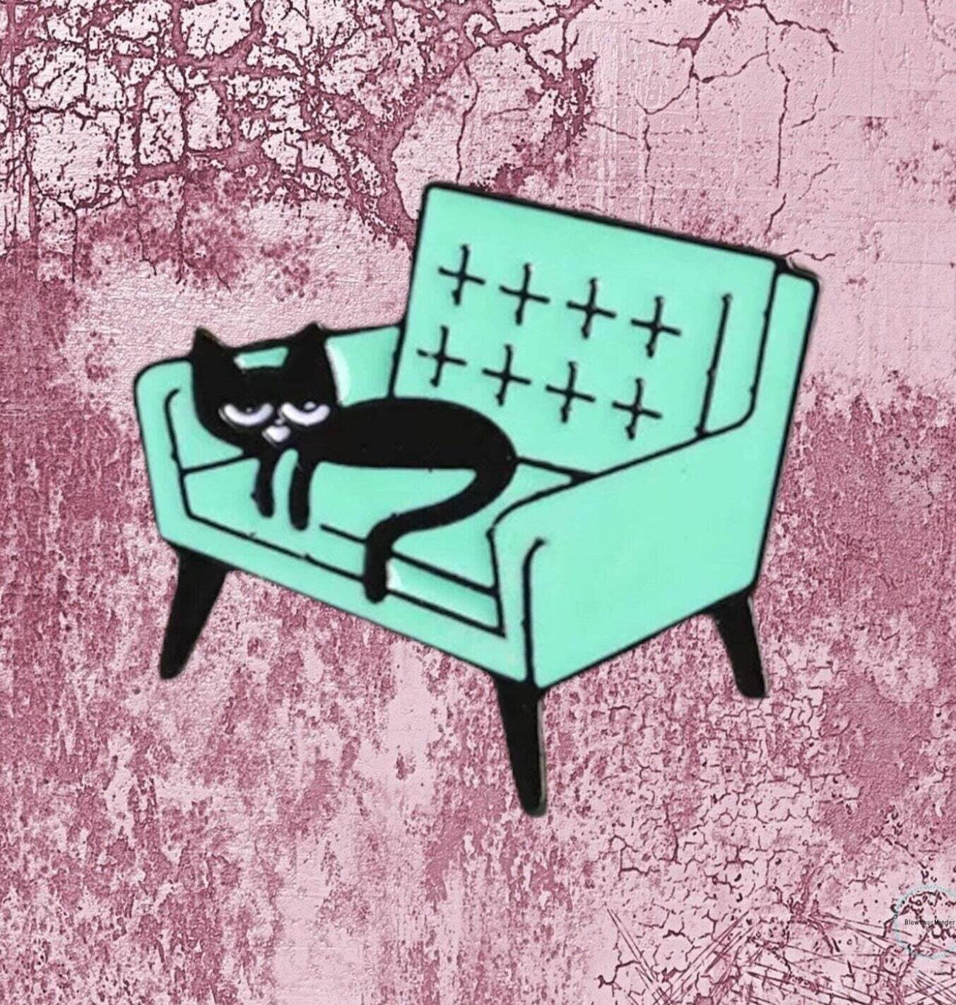 Snarky Cat - Couch - Funny - Needle Minder - Pin - Magnet
