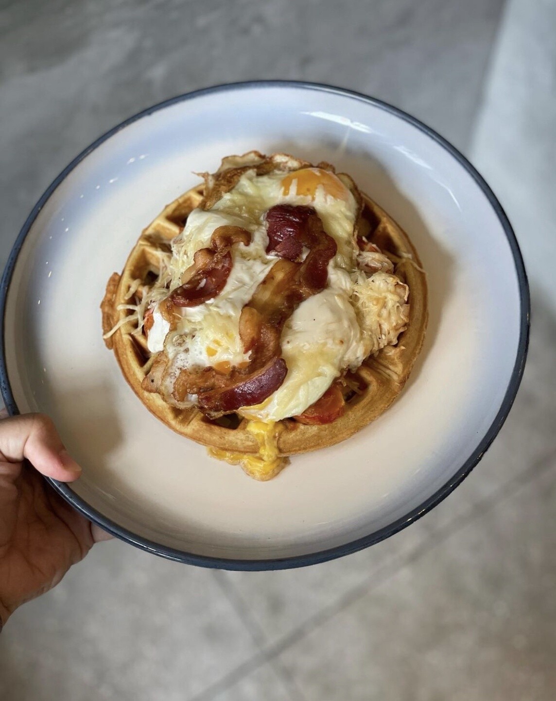 Waffles con huevo frito y bacon