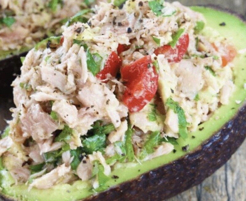 Aguacate relleno con ensalada de pollo