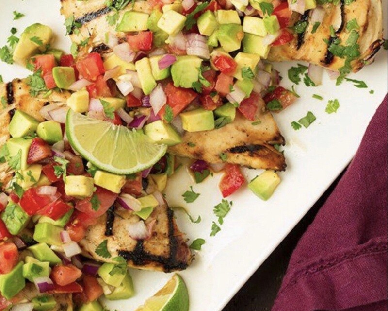 Filete de pollo a la parrilla con salsa de pico de gallo y maíz