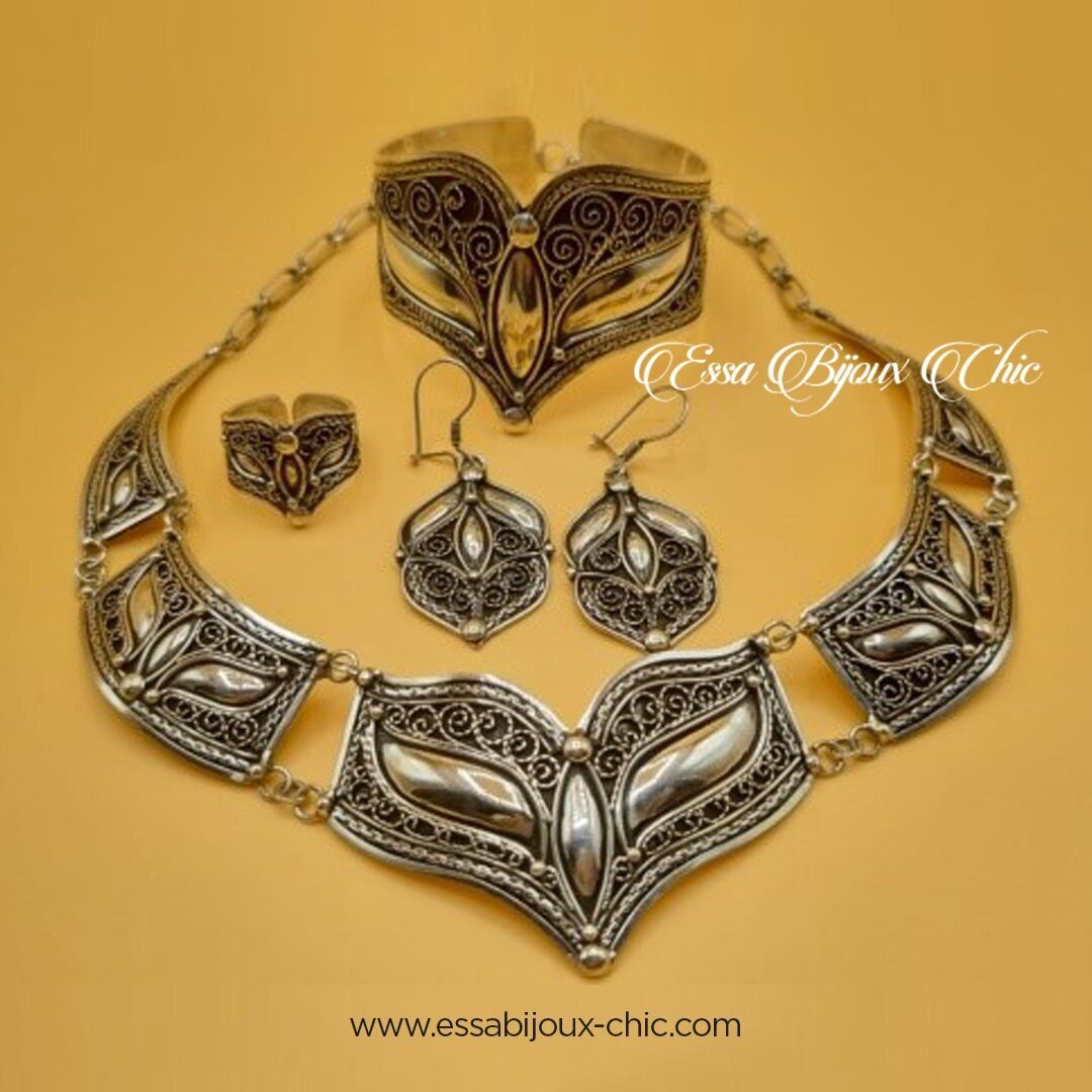Ensemble « Hiboux » en argent, comprenant 1 collier mobile, 1 anneau, 1  bracelet et 1 paire de boucles d'oreilles (Prix : environ 1930 MAD)