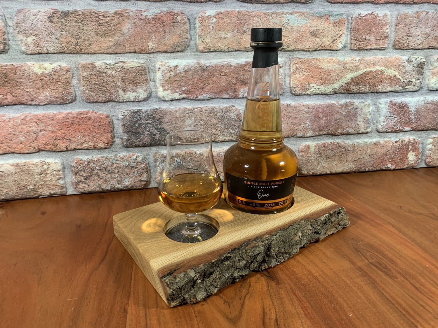 Whisky / Whiskey / Single Board aus Eiche Massivholz mit Rinde für ein  Stielglas und eine Flasche