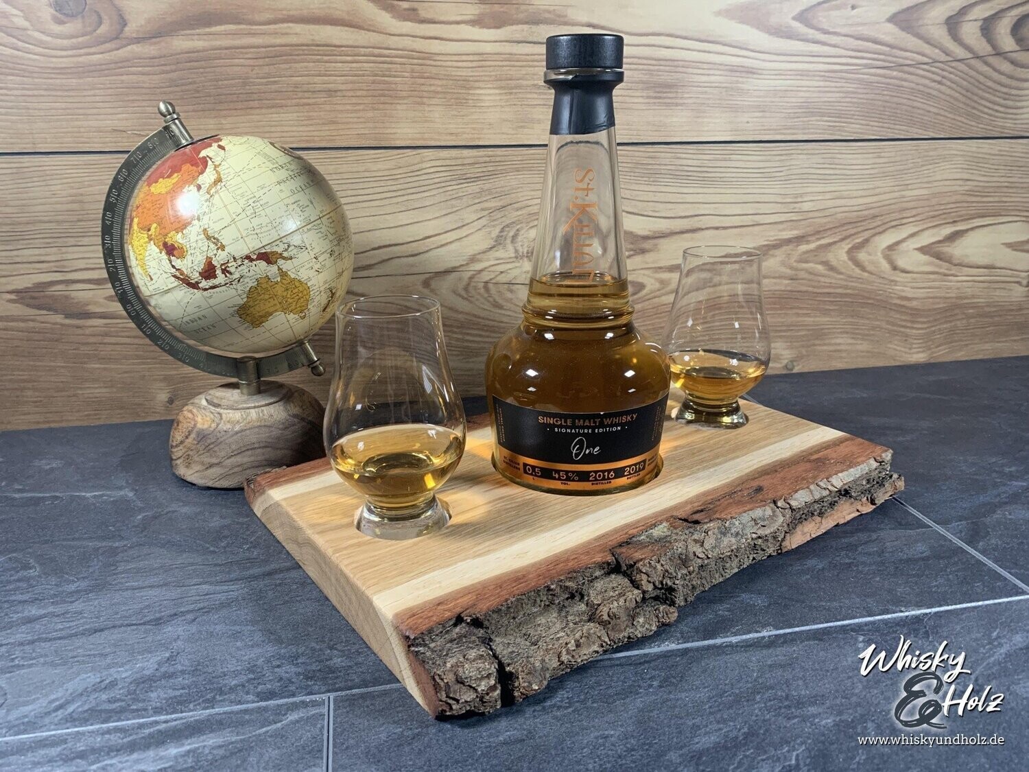 Whisky / Whiskey Board aus Eiche Massivholz mit Rinde für zwei Glencairn Gläser und eine Flasche 