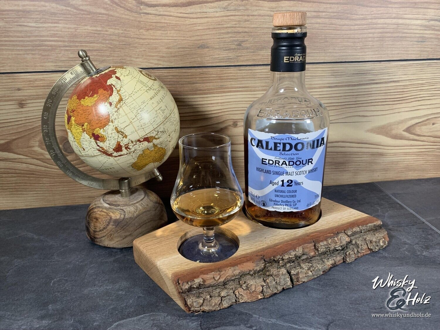 partij koud lade Whisky / Whiskey / Single Board aus Eiche Massivholz mit Rinde für ein  Stielglas und eine Flasche