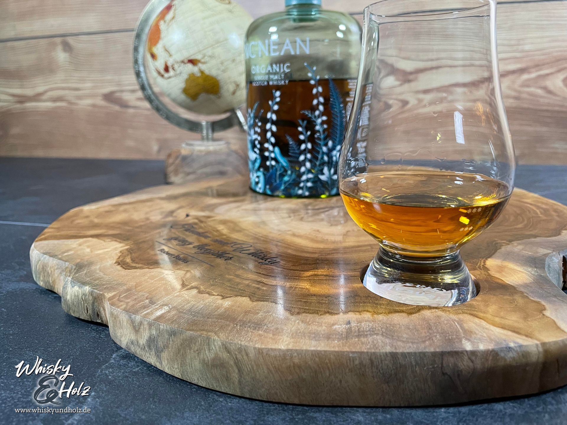 Single Dram Board - Teak Baumscheibe - für eine Personen mit Zitat-Gravur - Whisky-Board (passend für Glencairn)