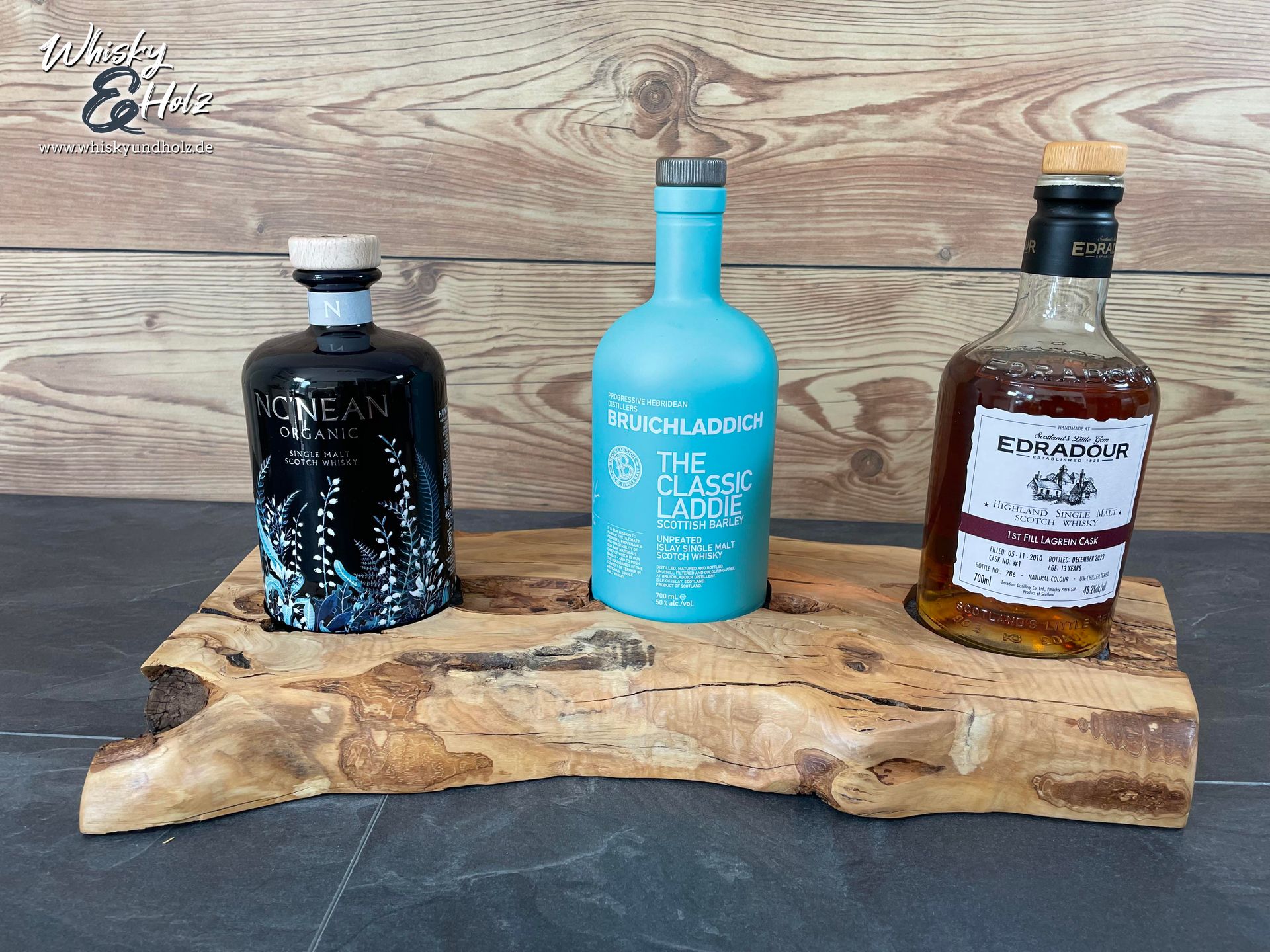 Bottle Display Board - massive Olive mit Baumkante - für drei Flaschen - Whisky-Board