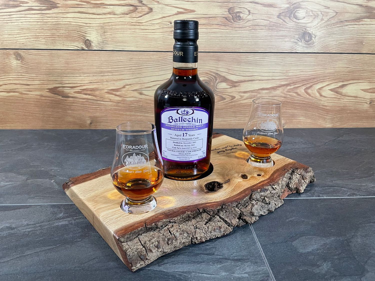 Shared Dram Board - massive Eiche mit Rinde - für zwei Personen mit Zitat-Gravur - Whisky-Board (passend für Glencairn)