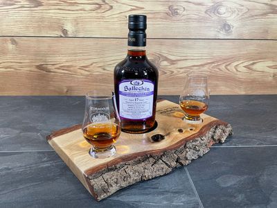 Shared Dram Board - massive Eiche mit Rinde - für zwei Personen mit Zitat-Gravur - Whisky-Board (passend für Glencairn)