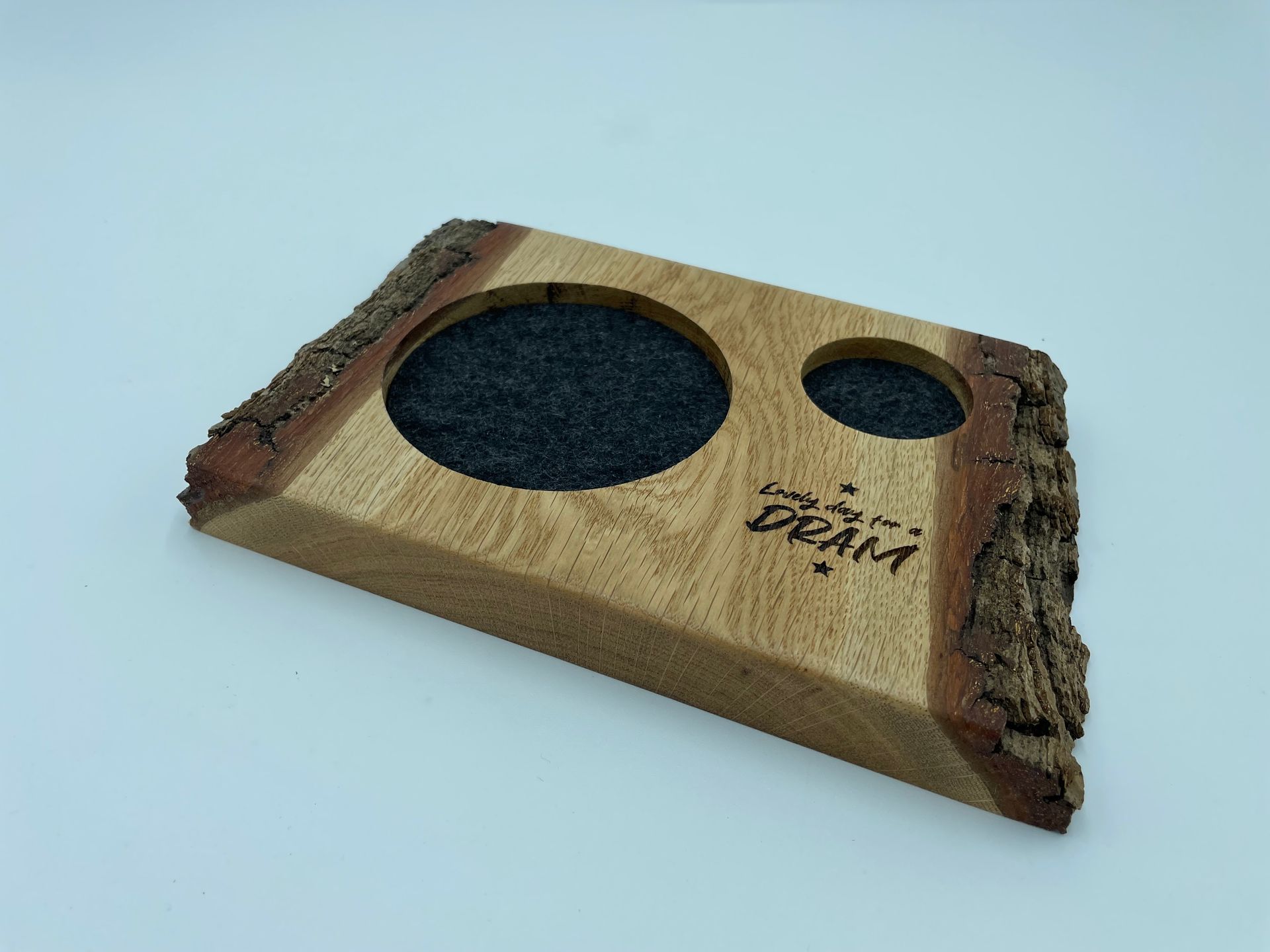 Single Dram Board - massive Eiche mit Rinde - für eine Person mit Gravur - Whisky-Board (passend für Glencairn)