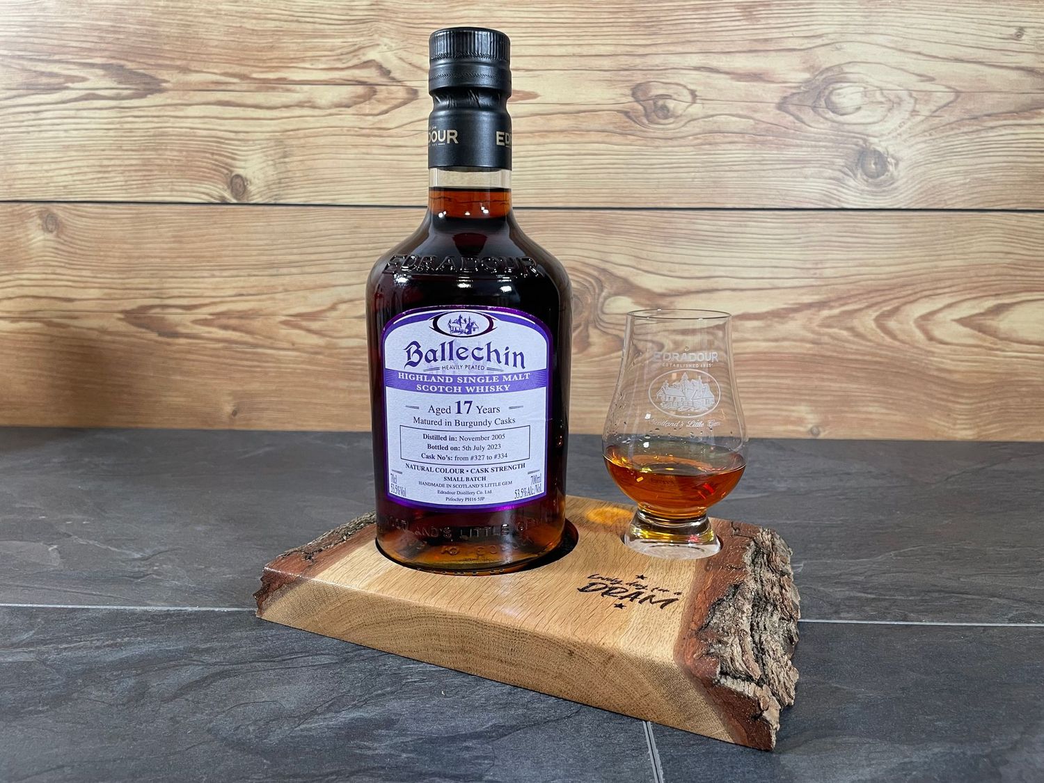 Single Dram Board - massive Eiche mit Rinde - für eine Person mit Gravur - Whisky-Board (passend für Glencairn)