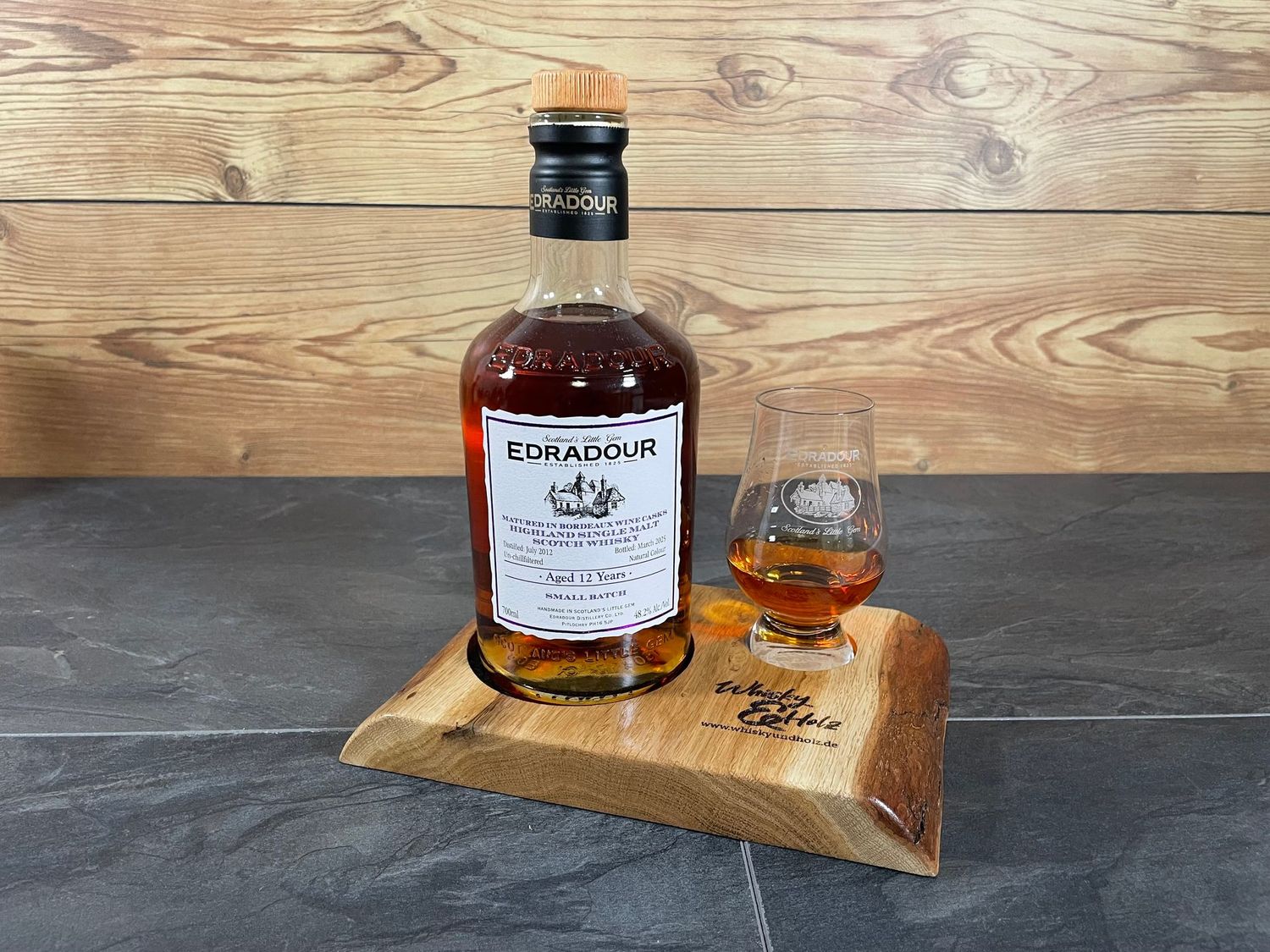 Single Dram Board - massive Eiche mit Rinde - für eine Person mit Gravur - Whisky-Board (passend für Glencairn)
