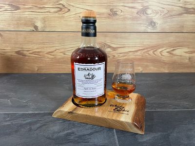 Single Dram Board - massive Eiche mit Rinde - für eine Person mit Gravur - Whisky-Board (passend für Glencairn)