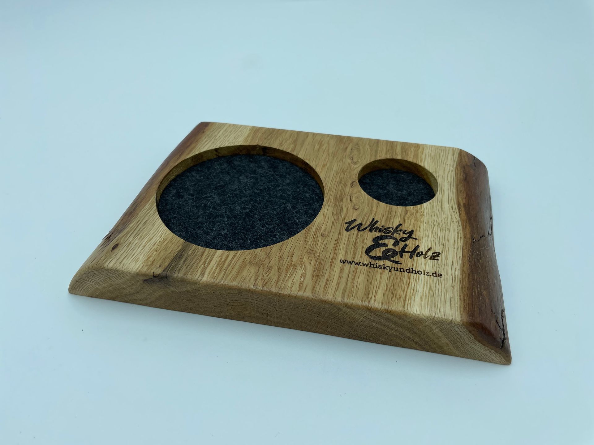 Single Dram Board - massive Eiche mit Rinde - für eine Person mit Gravur - Whisky-Board (passend für Glencairn)