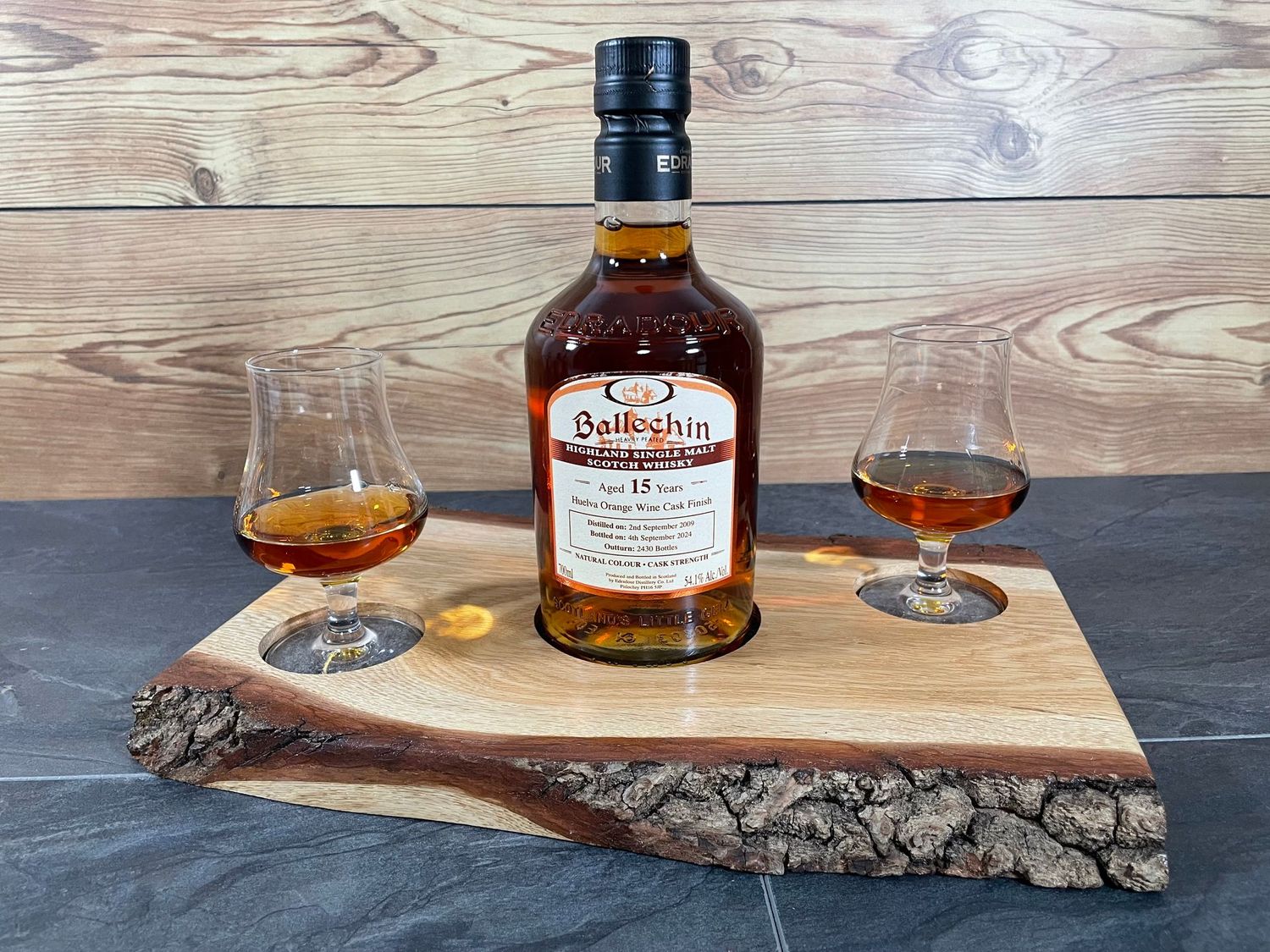 Shared Dram Board - massive Eiche mit Rinde - für zwei Personen - Whisky-Board