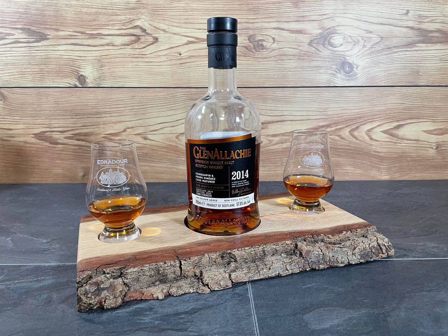 Shared Dram Board - massive Eiche mit Rinde - für zwei Personen - Whisky-Board (passend für Glencairn)
