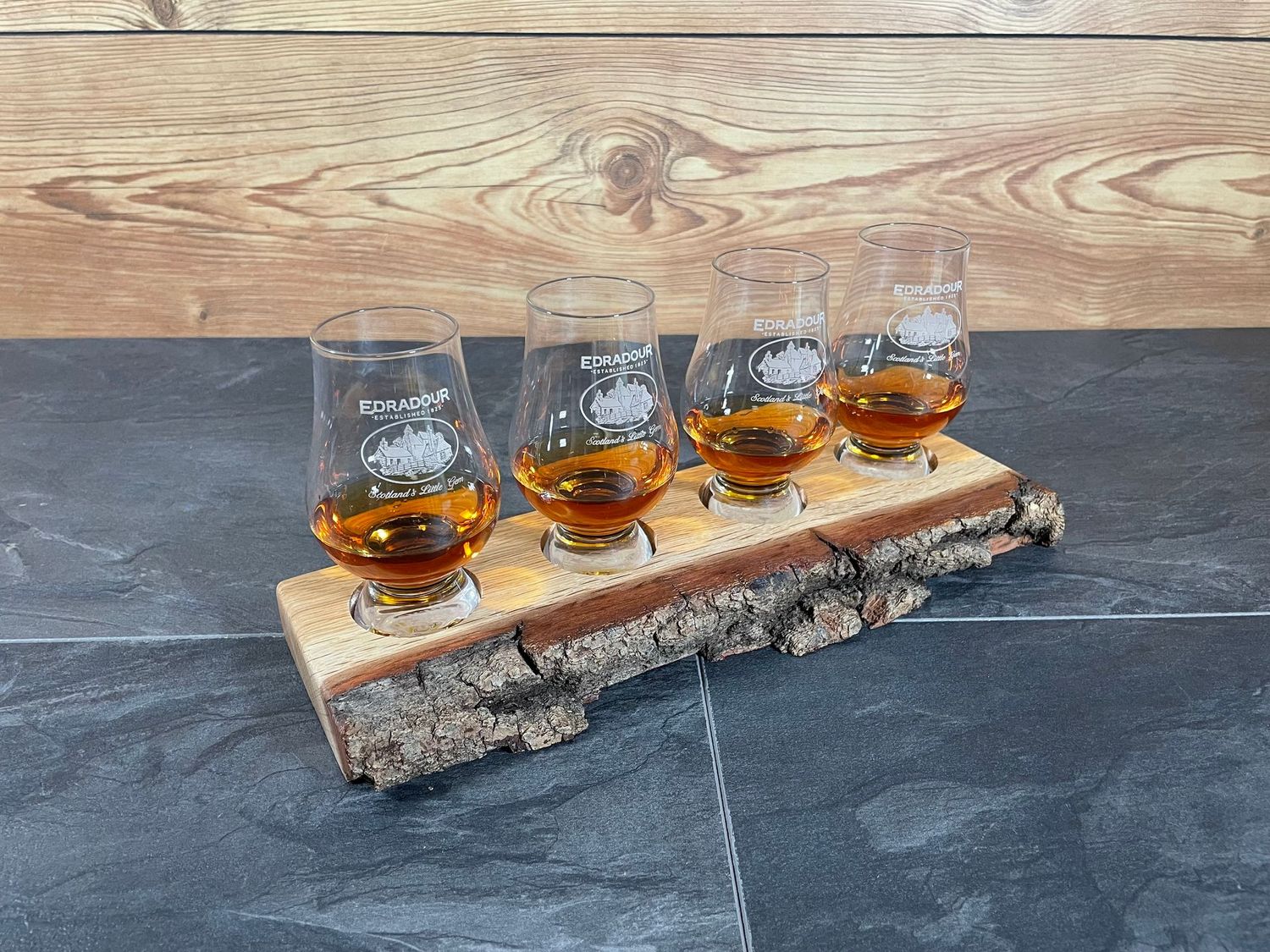 Tasting-Board - massive Eiche mit Rinde - für vier Gläser - Whisky-Board (passend für Glencairn)