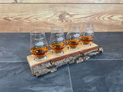 Tasting-Board - massive Eiche mit Rinde - für vier Gläser - Whisky-Board (passend für Glencairn)
