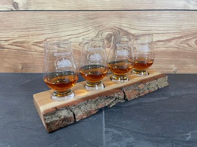 Tasting-Board - massive Eiche mit Rinde - für vier Gläser - Whisky-Board (passend für Glencairn)