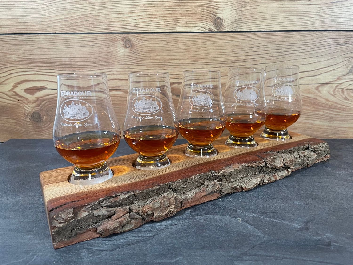 Tasting-Board - massive Eiche mit Rinde - für fünf Gläser - Whisky-Board (passend für Glencairn)