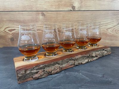 Tasting-Board - massive Eiche mit Rinde - für fünf Gläser - Whisky-Board (passend für Glencairn)