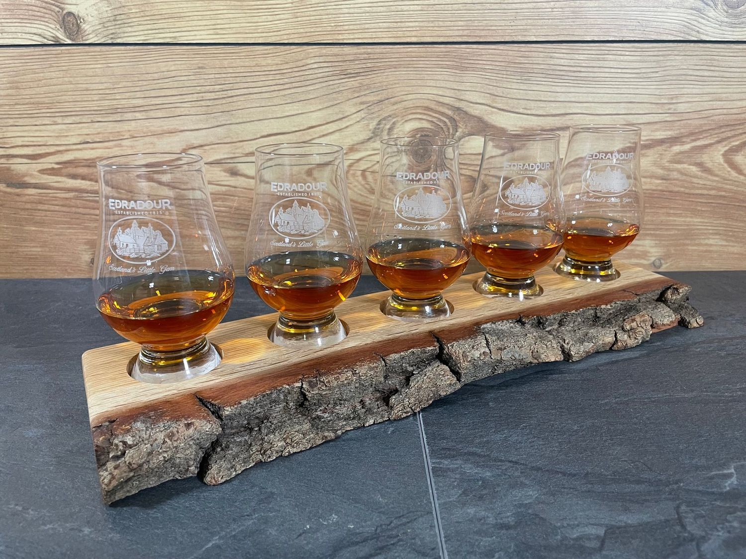 Tasting-Board - massive Eiche mit Rinde - für fünf Gläser - Whisky-Board (passend für Glencairn)