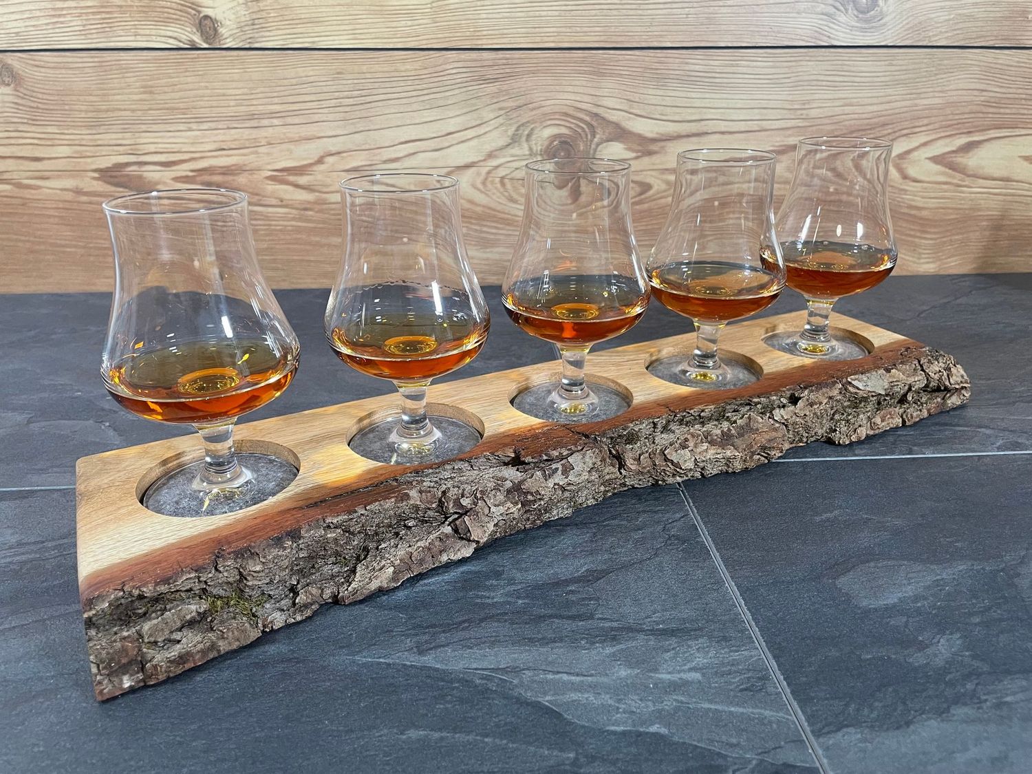 Tasting-Board - massive Eiche mit Rinde - für fünf Gläser - Whisky-Board