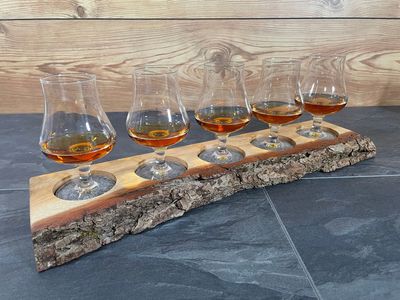 Tasting-Board - massive Eiche mit Rinde - für fünf Gläser - Whisky-Board