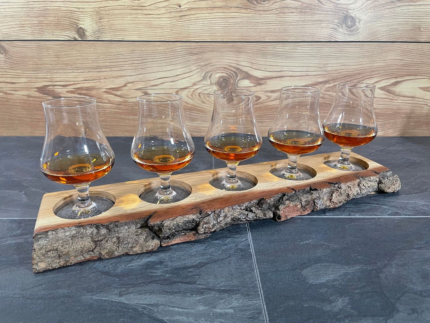 Tasting-Board - massive Eiche mit Rinde - für fünf Gläser - Whisky-Board