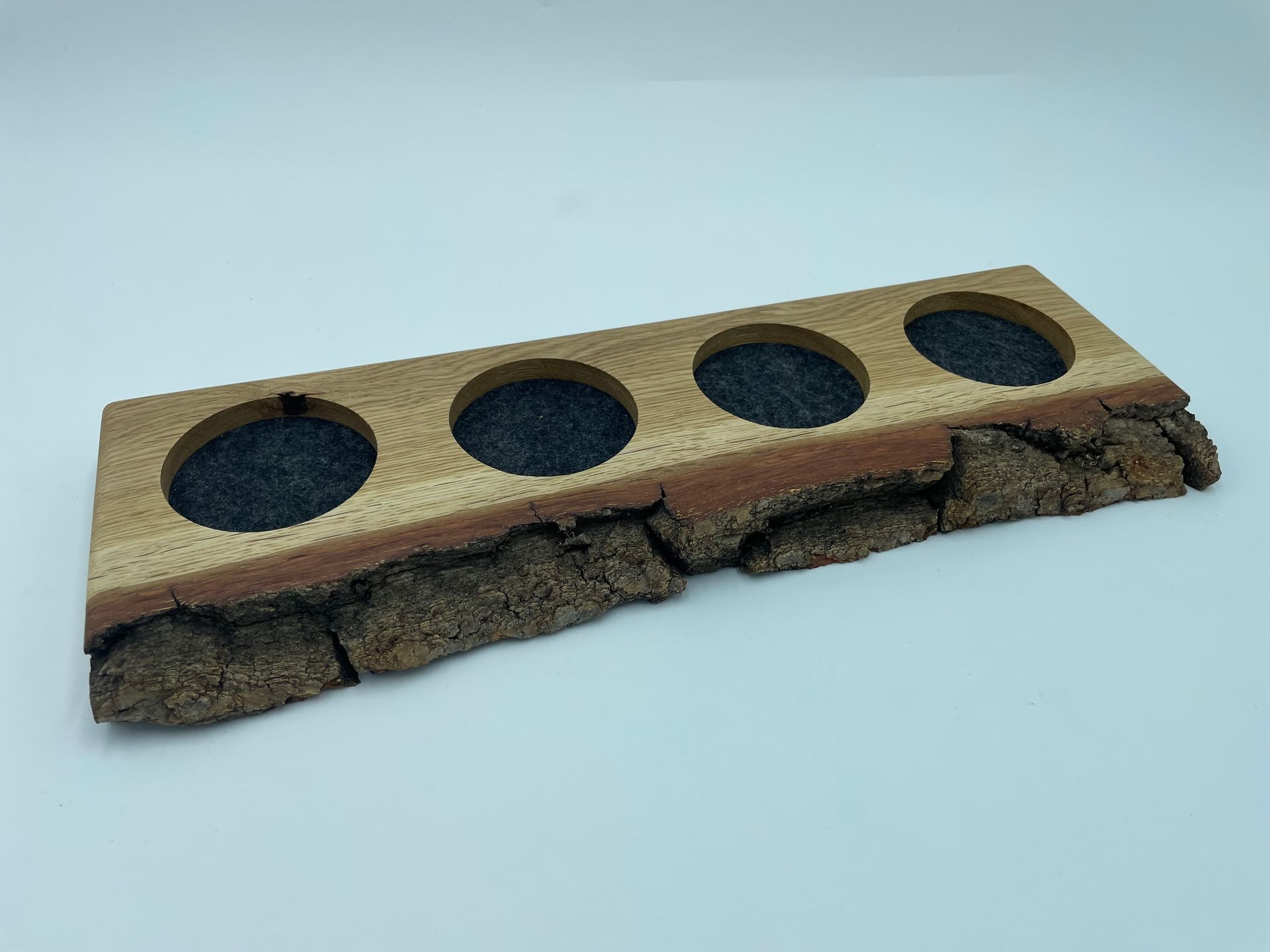 Tasting-Board - massive Eiche mit Rinde - für vier Gläser - Whisky-Board