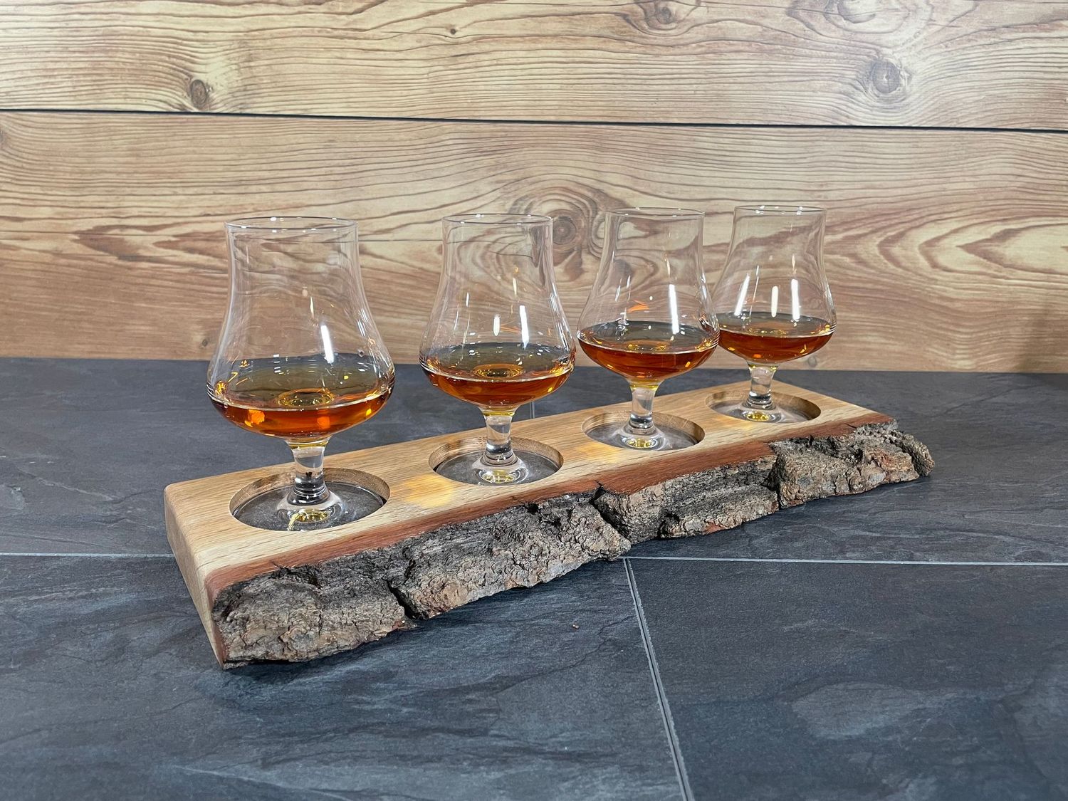 Tasting-Board - massive Eiche mit Rinde - für vier Gläser - Whisky-Board