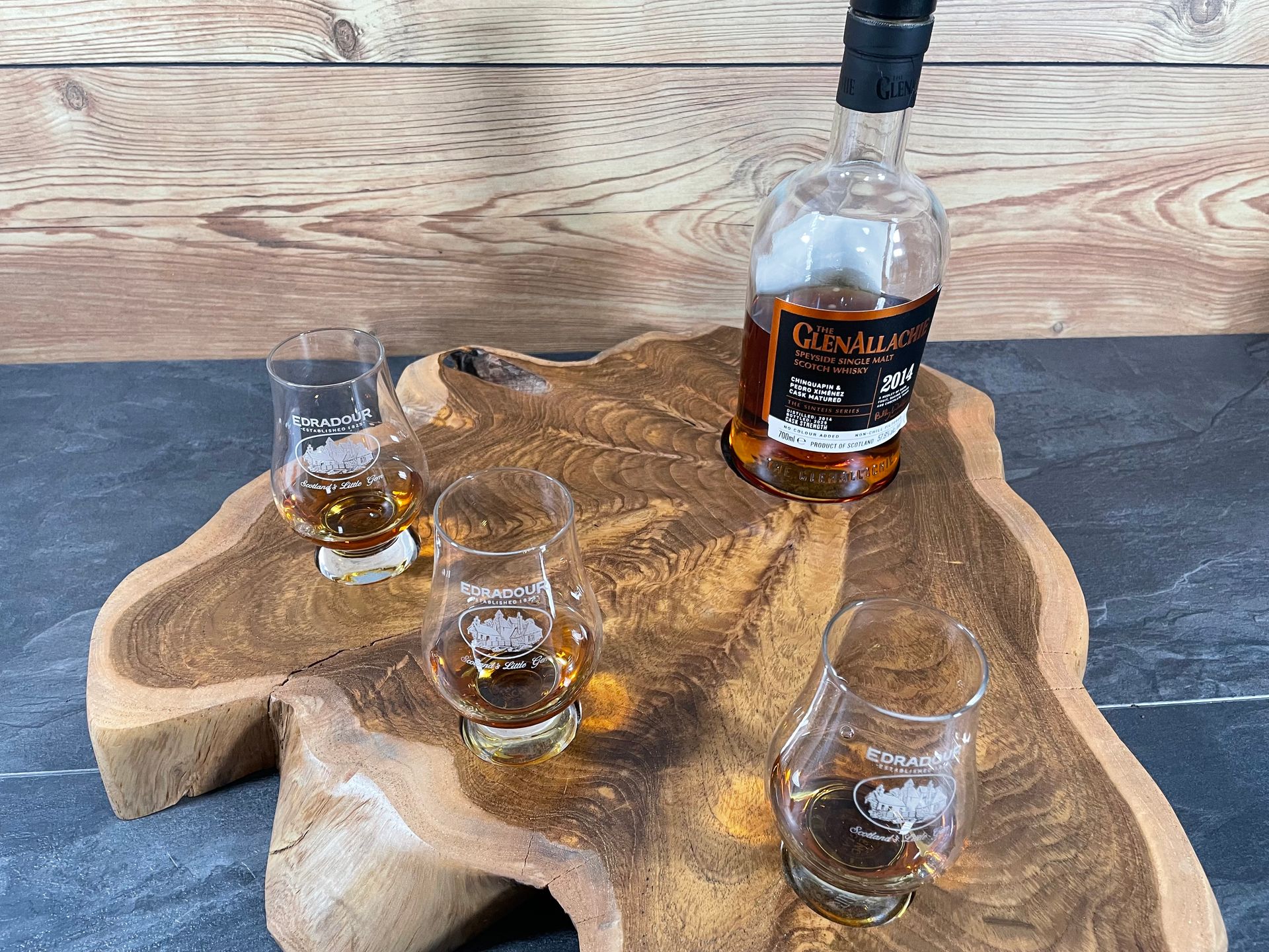 Shared Dram Board XL - Teak Baumscheibe - für drei Personen - Whisky-Board (passend für Glencairn)