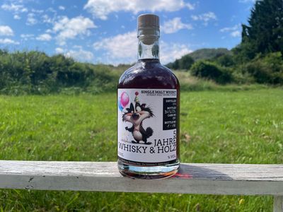 Jubiläumsabfüllung: 5 Jahre Whisky & Holz - 2016/2026 - Syrah Red Wine Cask Finish - 0,5l Jubiläumsabfüllung: 5 Jahre Whisky & Holz - 2016/2026 - Syrah Red Wine Cask Finish - 0,5l