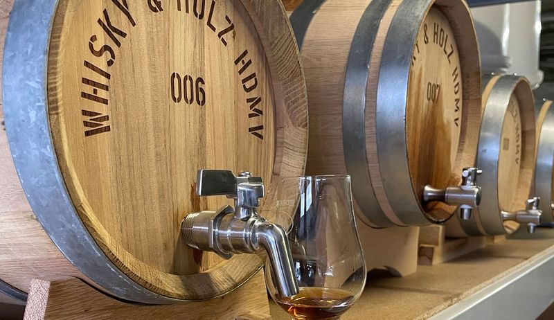 VORBESTELLUNG: Whisky & Holz - 2011/2026 - Just Whisky 2026 Handfilled - Kirschlikör Finish - 0,35l (Tasting-Sample Nr. 7) VORBESTELLUNG: Whisky & Holz - 2011/2026 - Just Whisky 2026 Handfilled - Kirschlikör Finish - 0,35l (Tasting-Sample Nr. 7)