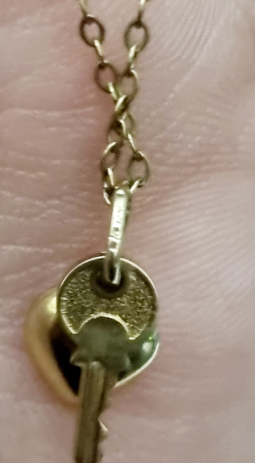 9CT GOLD KEY &amp; HEART NECKLACE